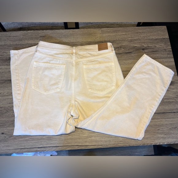 American Eagle AE Khaki Mom Jeans Straight Mid Rise Size 12 Short Never Worn - Picture 7 of 8